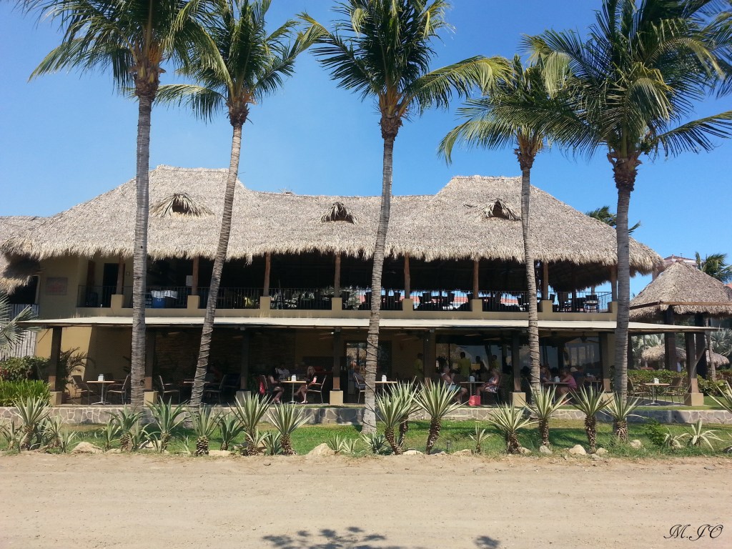 Le restaurant et bar le soir en haut