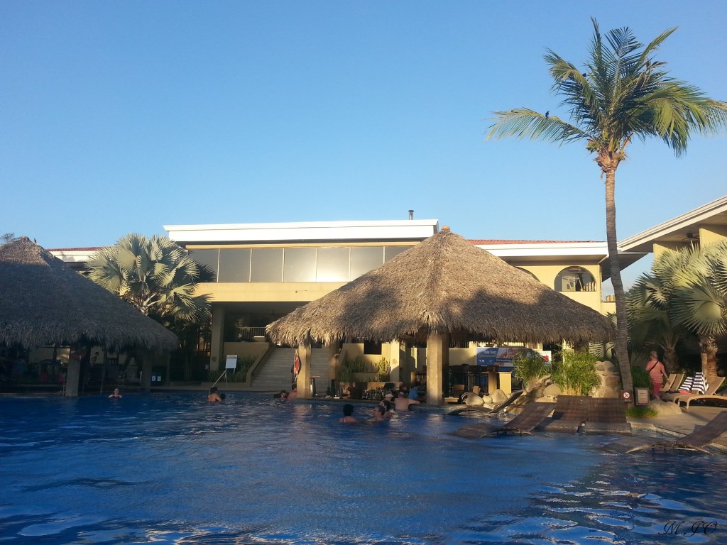 Le bar de la piscine et le restaurant en haut